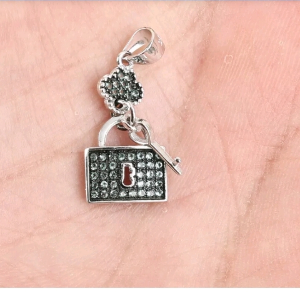 Emerald sterling silver lock & key pendant - Picture 3 of 4